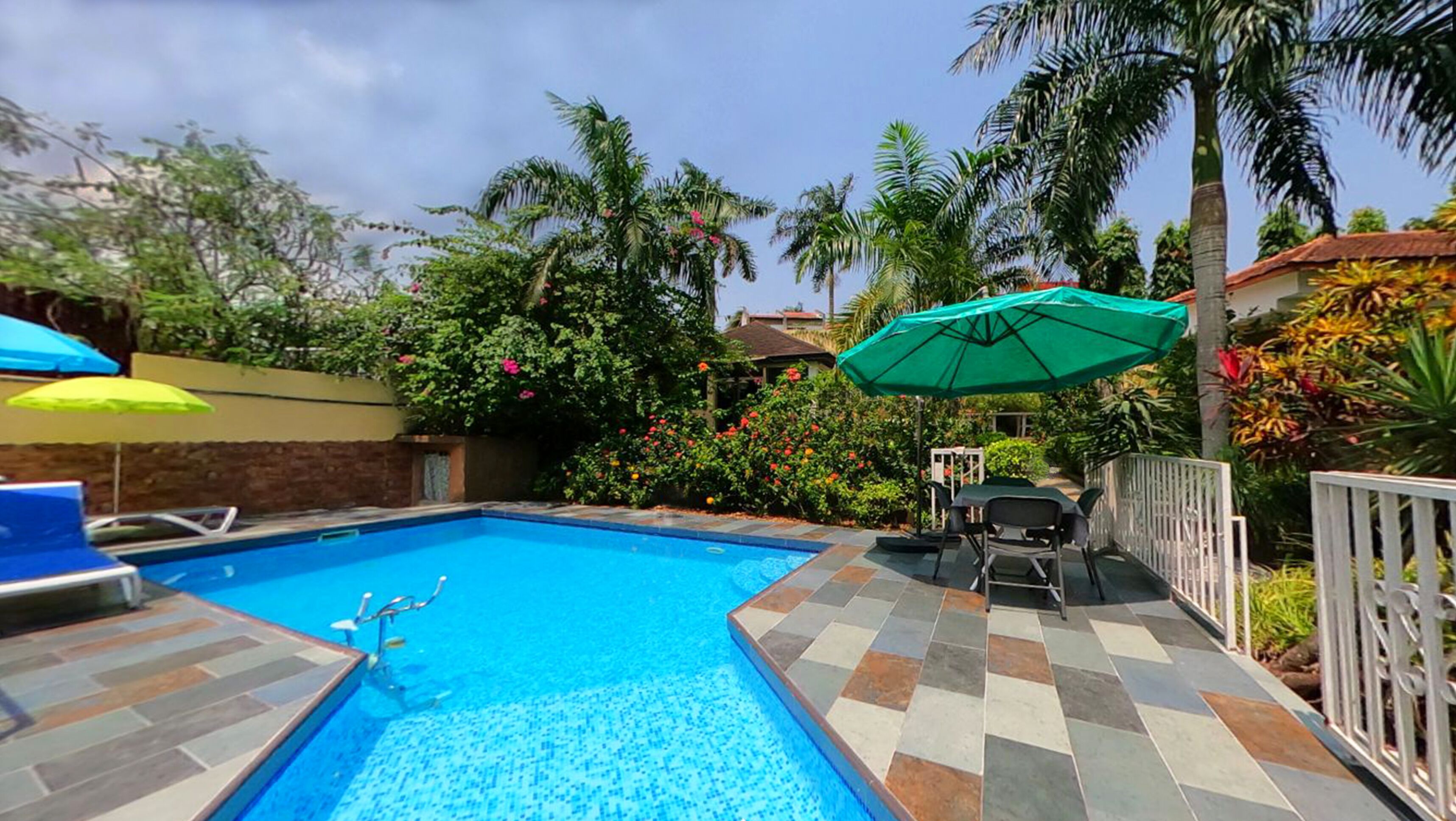 Utomhuspool och solstolar