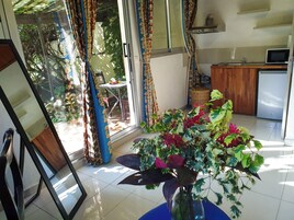 Exclusive-studio, 1 keskisuuri parisänky, tupakointi kielletty, näköala uima-altaalle | Egyptinpuuvillaiset lakanat, ylelliset vuodevaatteet