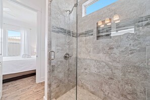 Combined shower/tub, towels, shampoo