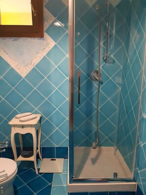 Regadera, secadora de cabello, bidet, toallas 