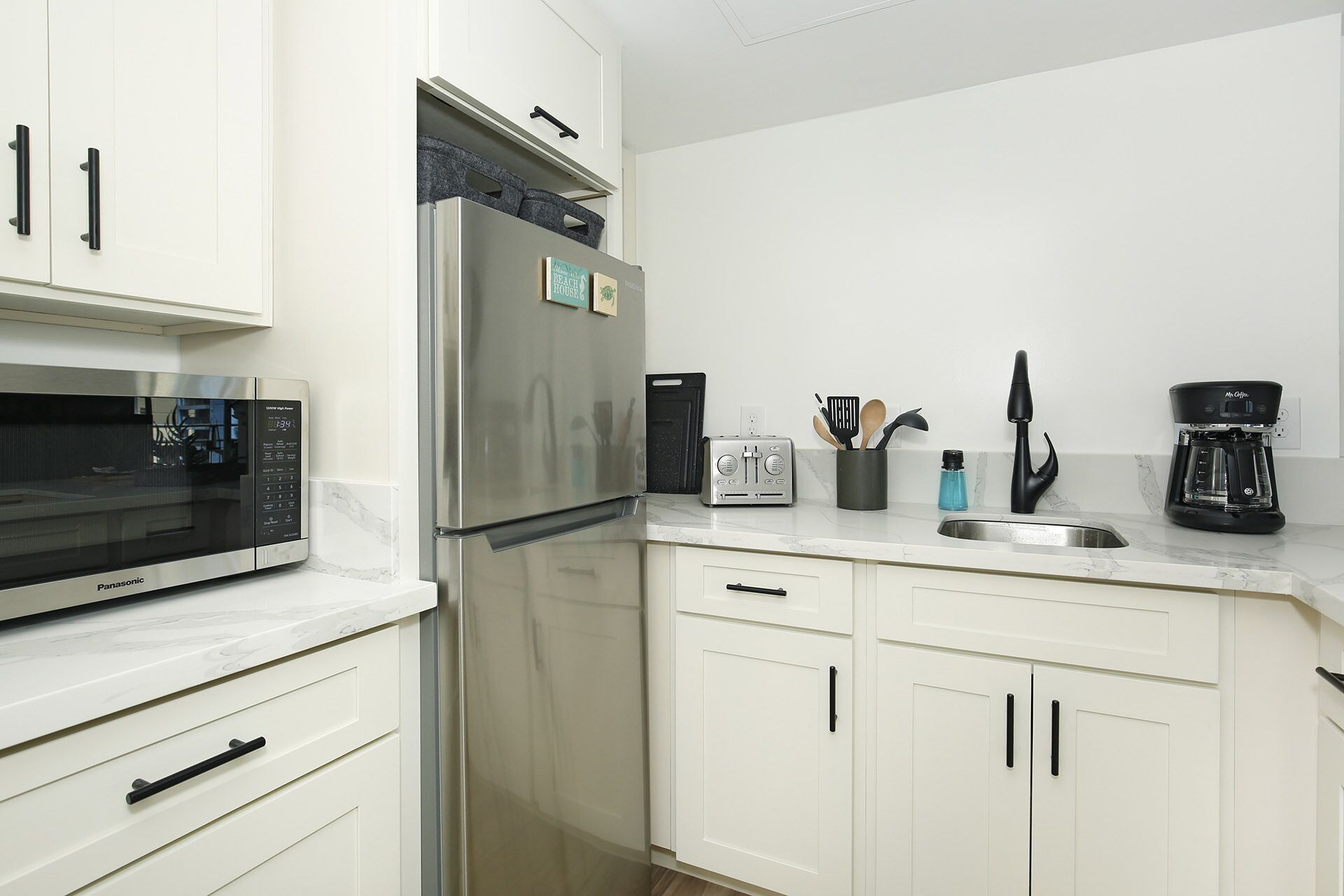Fridge, microwave, oven, coffee/tea maker