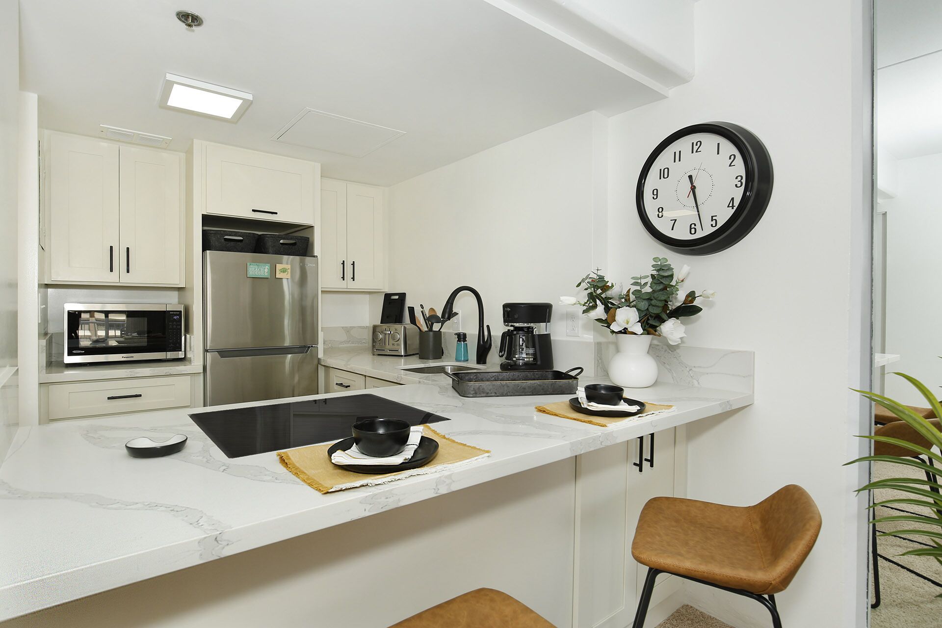 Fridge, microwave, oven, coffee/tea maker