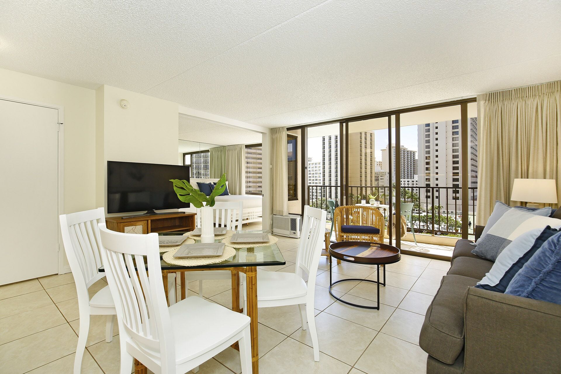 Great for Families! Pool, BBQ Area, FREE Parking & Wi-Fi!