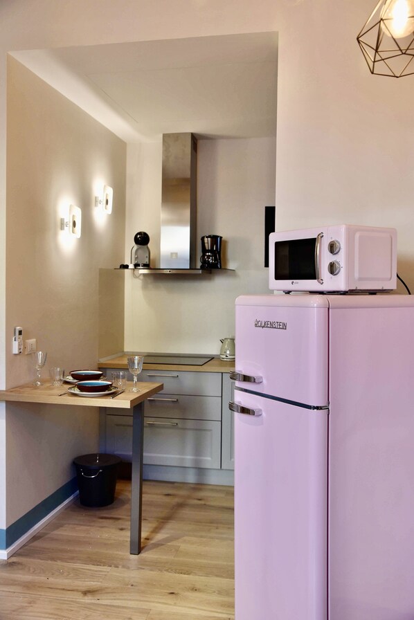 Réfrigérateur, four à micro-ondes, un four, surface de cuisson