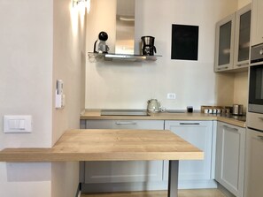 ثلاجة، ميكروويف، فرن، موقد طهي مسطح