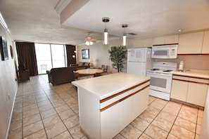 Condo, 1 habitación | Cocina privada | Refrigerador, microondas, horno y lavavajillas