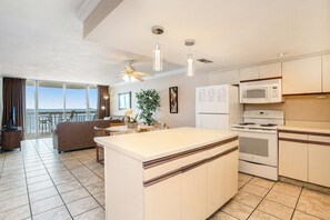 Condo, 1 chambre | Cuisine privée | Réfrigérateur, four à micro-ondes, un four, lave-vaisselle
