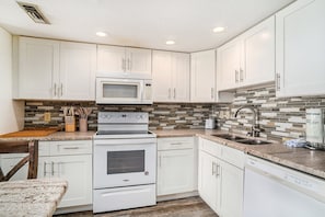 Condo, 1 habitación | Cocina privada | Refrigerador, horno, cafetera y tetera y tostadora