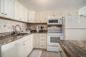 Condo, 3 habitaciones | Cocina privada | Refrigerador, horno, cafetera y tetera y tostadora