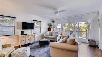 Rumah, 4 kamar tidur | Ruang keluarga | Televisi 30-inci dengan saluran TV kabel