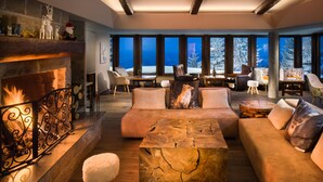 Lobby-lounge