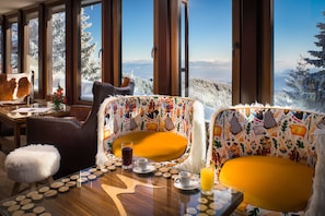 Lobby sitting area - Hotel Moreni (Sofia)