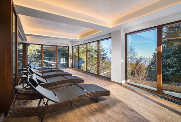 Sauna, tina de hidromasaje, baño de vapor y masajes 