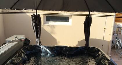 villa 8/9 personas, piscina climatizada (9x5), salas de juegos Jacuzzy (7 plazas).