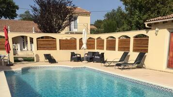 Una piscina al aire libre, una piscina climatizada