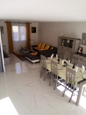 Interior - Villa sleeps 8/9, heated pool (9x5m), Jacuzzi (7places), games room. (Saint-Laurent-la-Vernède)