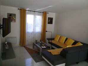 TV, DVD player, foosball, table tennis - Villa sleeps 8/9, heated pool (9x5m), Jacuzzi (7places), games room. (Saint-Laurent-la-Vernède)