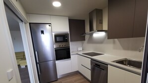A modern kitchen with stainless steel appliances, a dishwasher, and a sink. - Holiday apartment Lime Javea - Golden star (Xàbia)