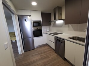 Réfrigérateur, micro-ondes, plaque de cuisson, lave-vaisselle