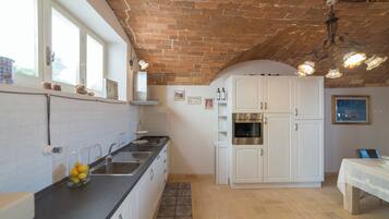 Frigorifero, forno, piano cottura, lavastoviglie