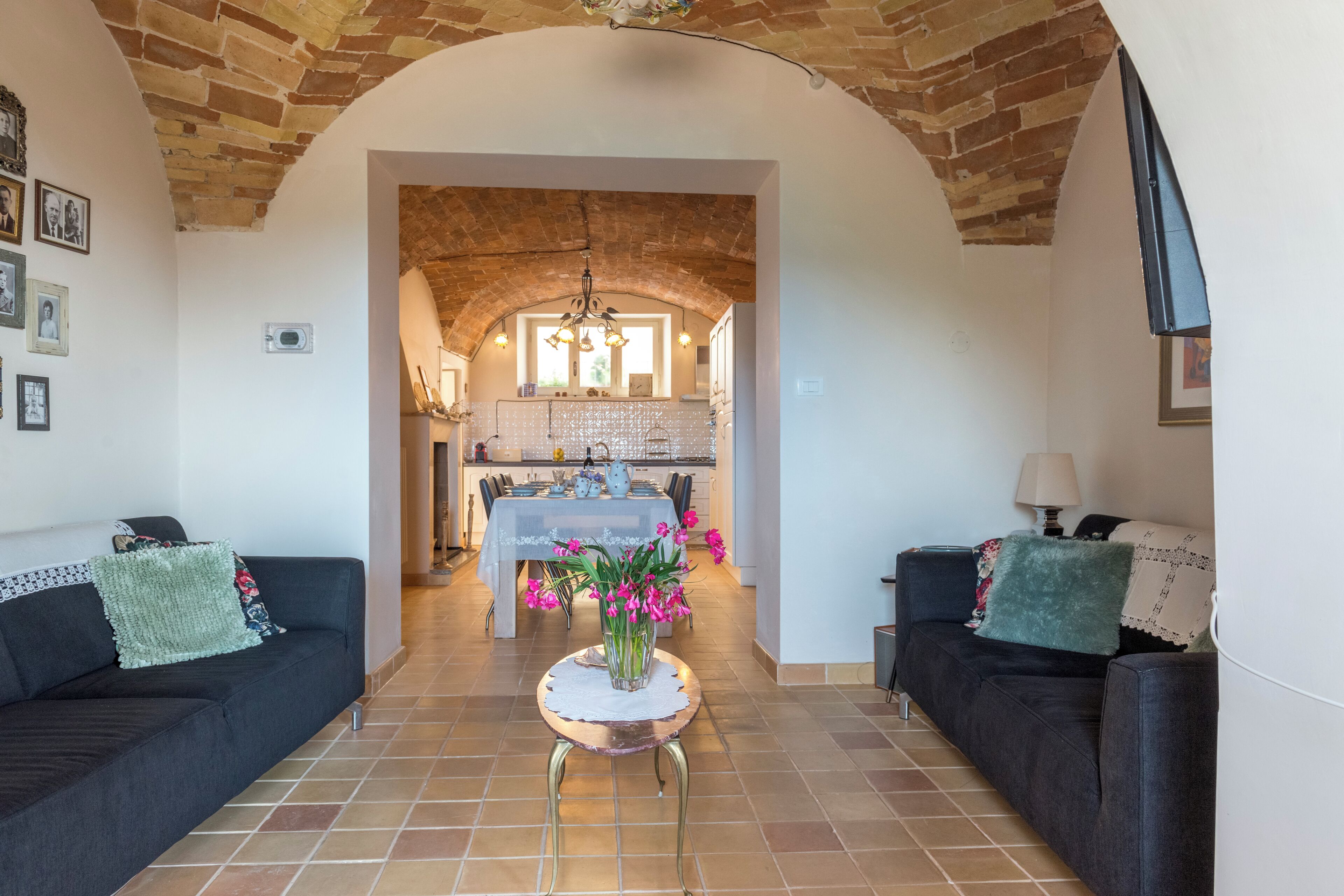 Televisión, chimenea y libros 