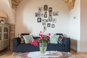 TV, fireplace, books - Casa Di Tonno Loreto Aprutino (Loreto Aprutino)