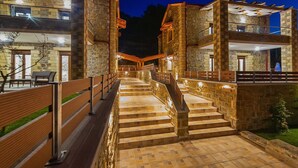 A stone building with a staircase leading to a second floor. - Villa Nikos - Faraggi Villas (Zoniana)