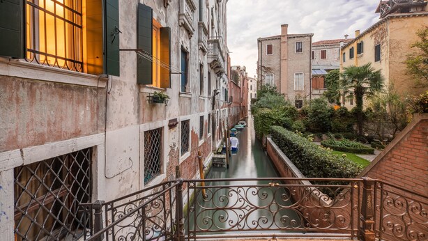 A narrow Venetian canal flanked by historic buildings with balconies and wrought iron railings. - Apartment Donna Mathilde (Venezia)