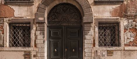 المنشأة من الخارج