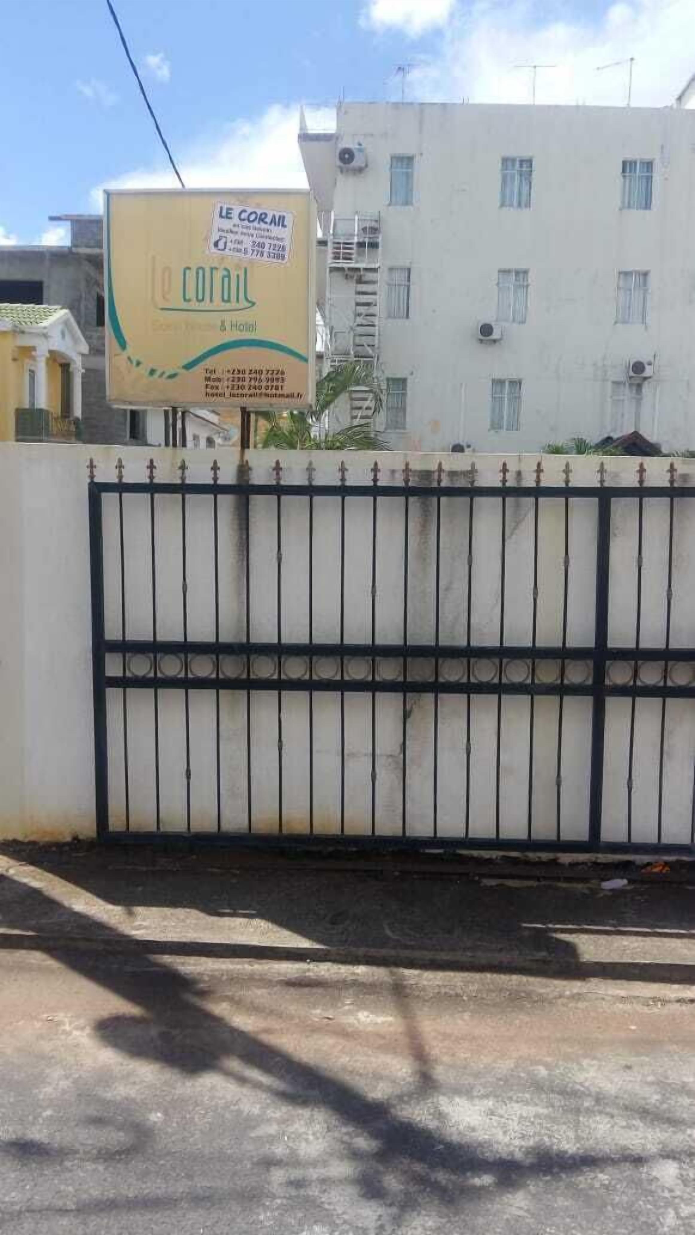 Ein begrenztes Areal mit einem Schild für das Hotel 'Le Corail'.