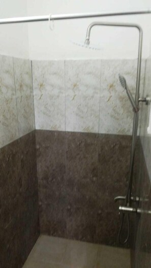 Basic Double Room | Bathroom shower - Hôtel le corail (Port Louis)