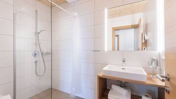 2 bedrooms, premium bedding, desk, soundproofing