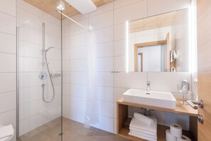 Căn hộ Superior, 2 phòng ngủ (Top 4/8, inlc. 90 EUR Cleaning Fee) | 2 phòng ngủ, bộ đồ giường cao cấp, bàn, phòng cách âm 