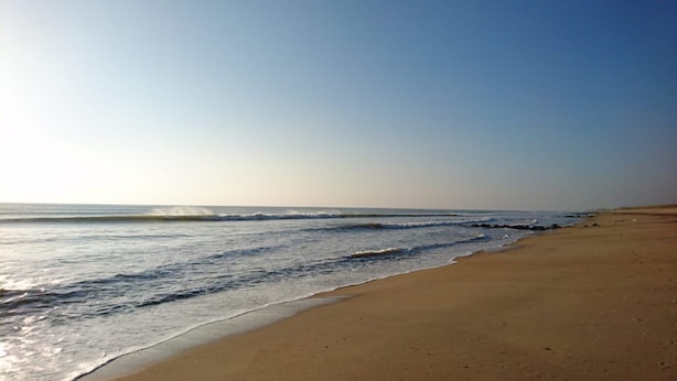 A beach with a clear sky and calm sea. - Flat for 4 , 150m from the beach in Sion (Saint-Hilaire-de-Riez)