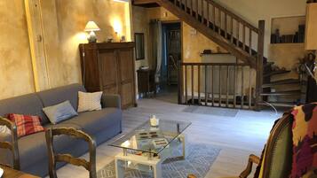 Télévision, lecteur de DVD, livres, espaces bureaux