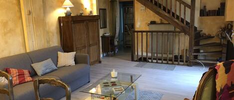 Télévision, lecteur de DVD, livres, espaces bureaux