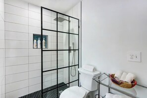 Badekar, hårtørrer, håndklæder