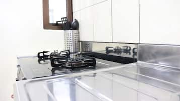 Kjรธleskap, mikrobรธlgeovn, kokeplater og kjรธkkenutstyr