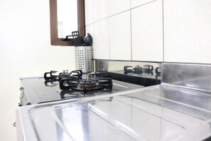 Køleskab, mikrobølgeovn, kogeplade, køkkentøj/tallerkener/redskaber