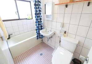 Een haardroger, handdoeken