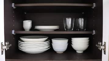 Kühlschrank, Mikrowelle, Herdplatte, Kochgeschirr/Geschirr/Besteck