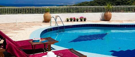 Piscine extérieure (ouverte en saison), parasols de plage