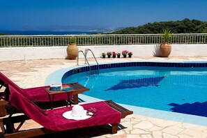 Seasonal outdoor pool, pool umbrellas, pool loungers - Pano Stalos Villas (Chania)