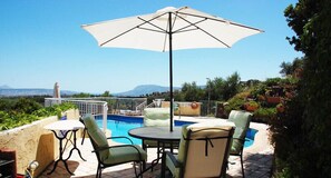 Outdoor dining - Pano Stalos Villas (Chania)