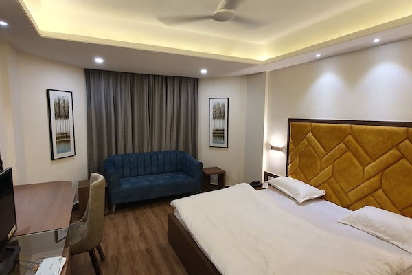 Luxury Double Room | Individually decorated, individually furnished, bed sheets
