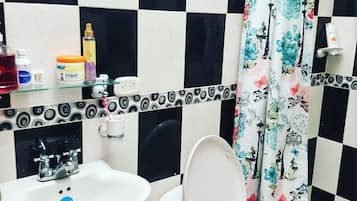 Deluxe Quadruple Room | Bathroom | Shower, towels, soap, toilet paper