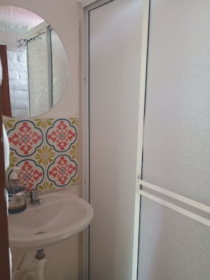 Regadera, toallas, jabón, papel de baño 