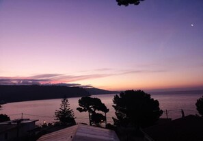 Habitación superior, balcón, vistas a la bahía | Cunas gratuitas, wifi gratis, ropa de cama