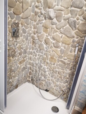 Quadrupla Standard, vista mare parziale | Bagno | Doccia, soffione a pioggia, set di cortesia gratuito, asciugacapelli