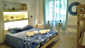 Habitación cuádruple estándar, vista parcial al mar | Cunas gratuitas, wifi gratis y ropa de cama 